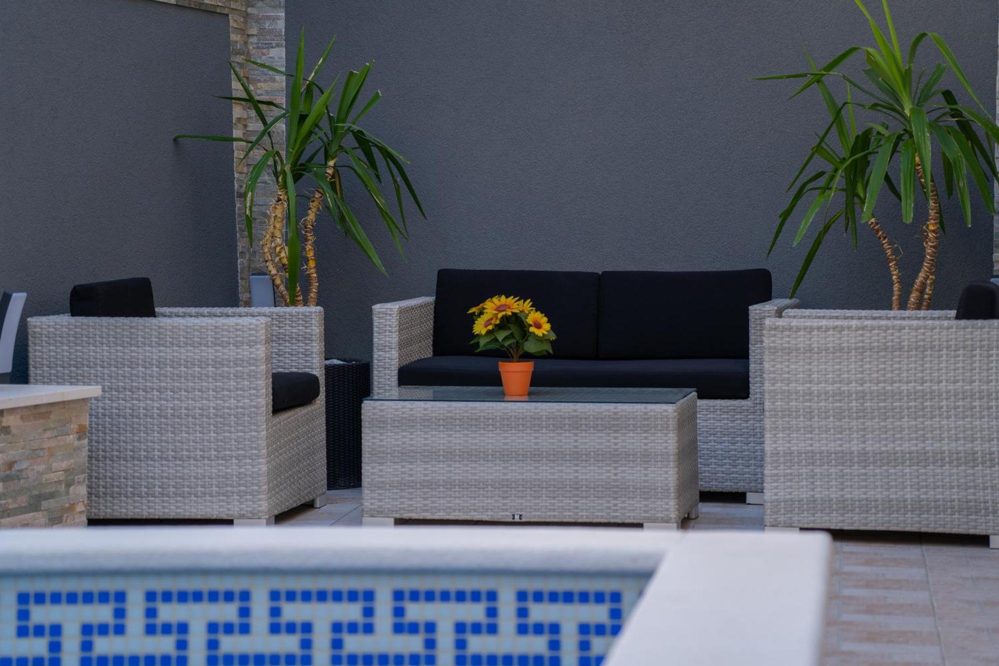 Apartments Hudovernik Baška Voda エクステリア 写真